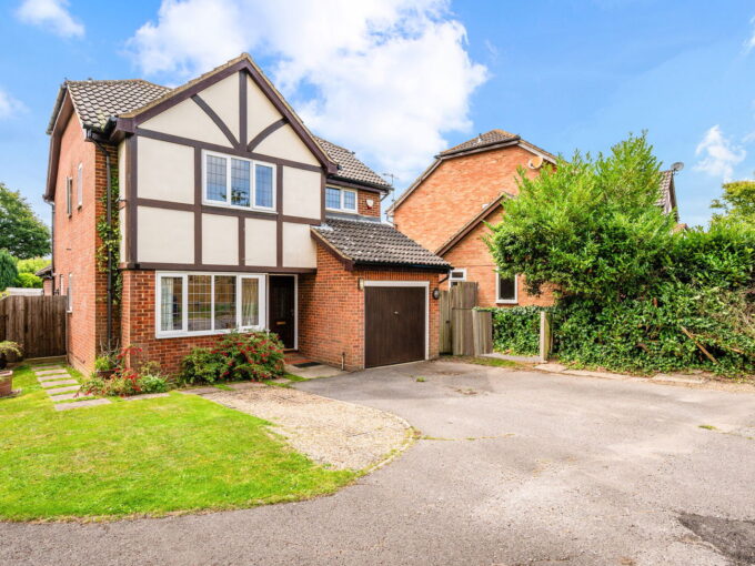 Lincolns Mead, Lingfield, RH7 6TA