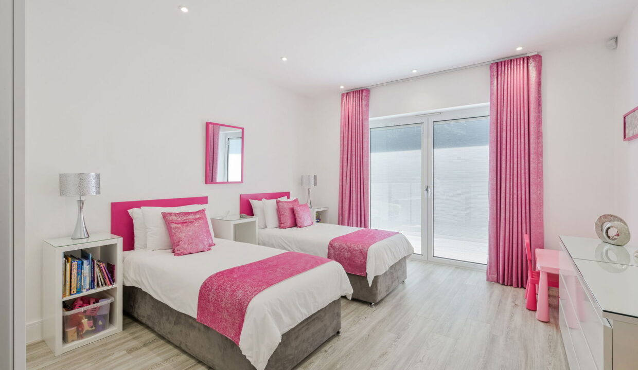 RAGLAN-ROAD_-45-_13__1755090225538