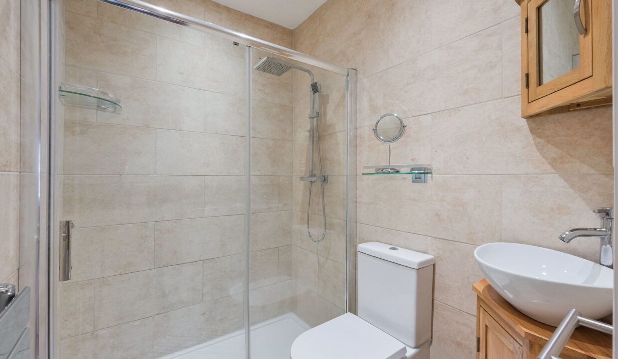 KELVEDON-_3__1761836252498