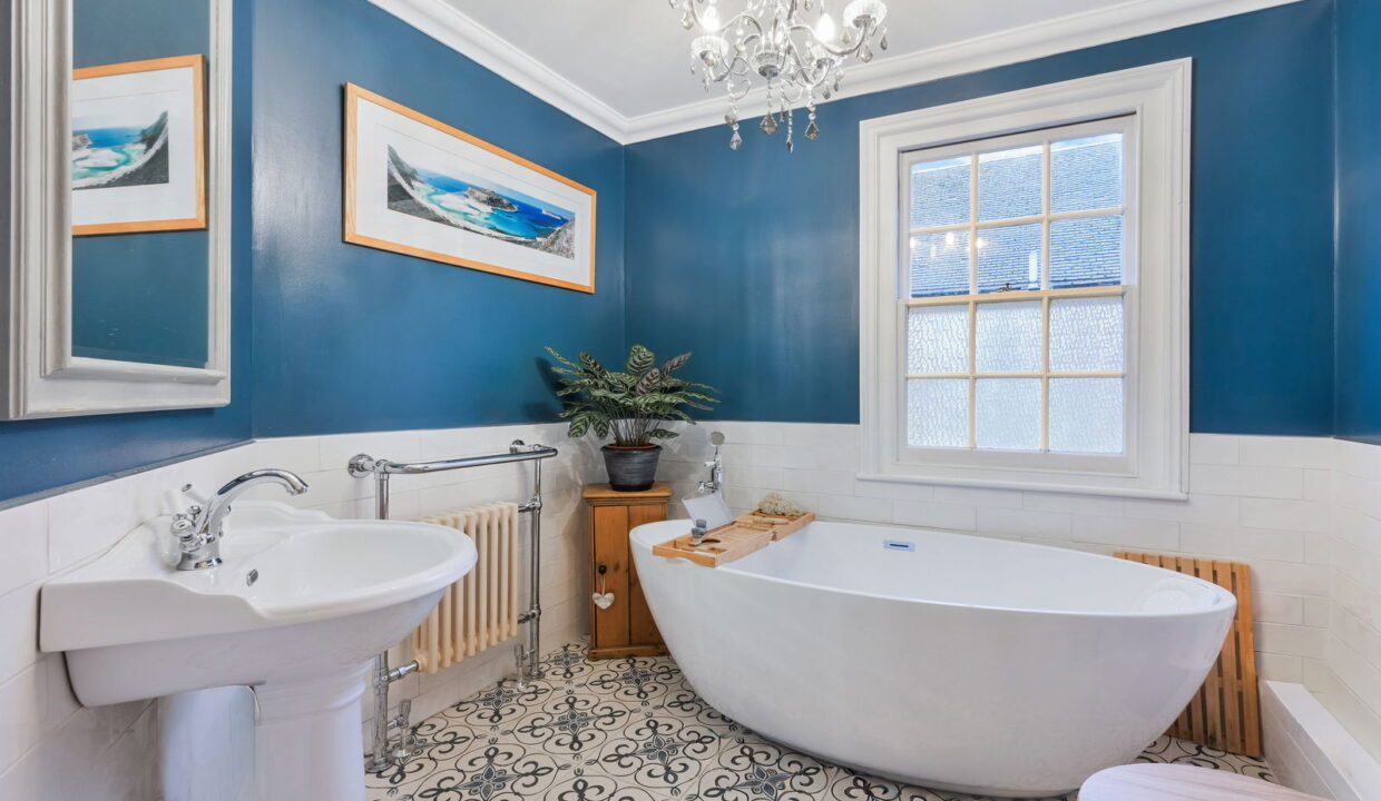 KELVEDON-_5__1761836252502