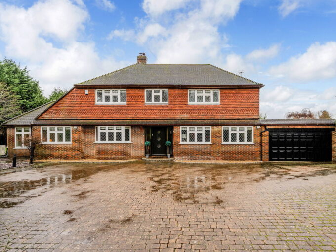 Moor Lane, Dormansland, Lingfield, RH7 6NX