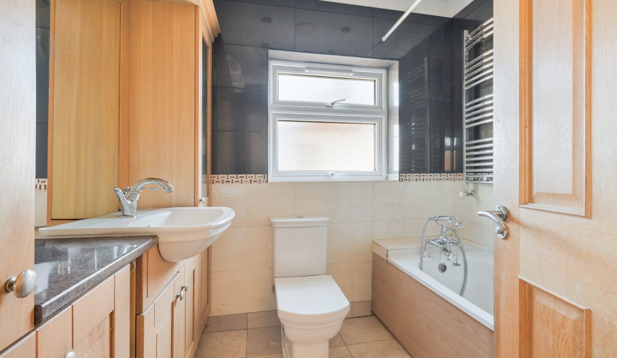 POLLARDS-OAK-CRESCENT_-34-_12__1777029378642