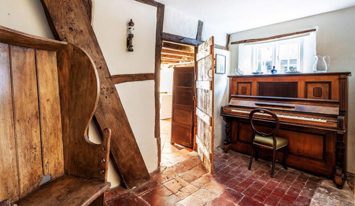 Tollsworth-Manor-51_1773917848365