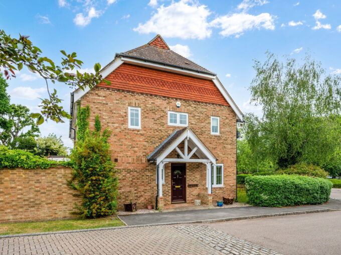 Lincolns Mead, Lingfield, RH7 6TA