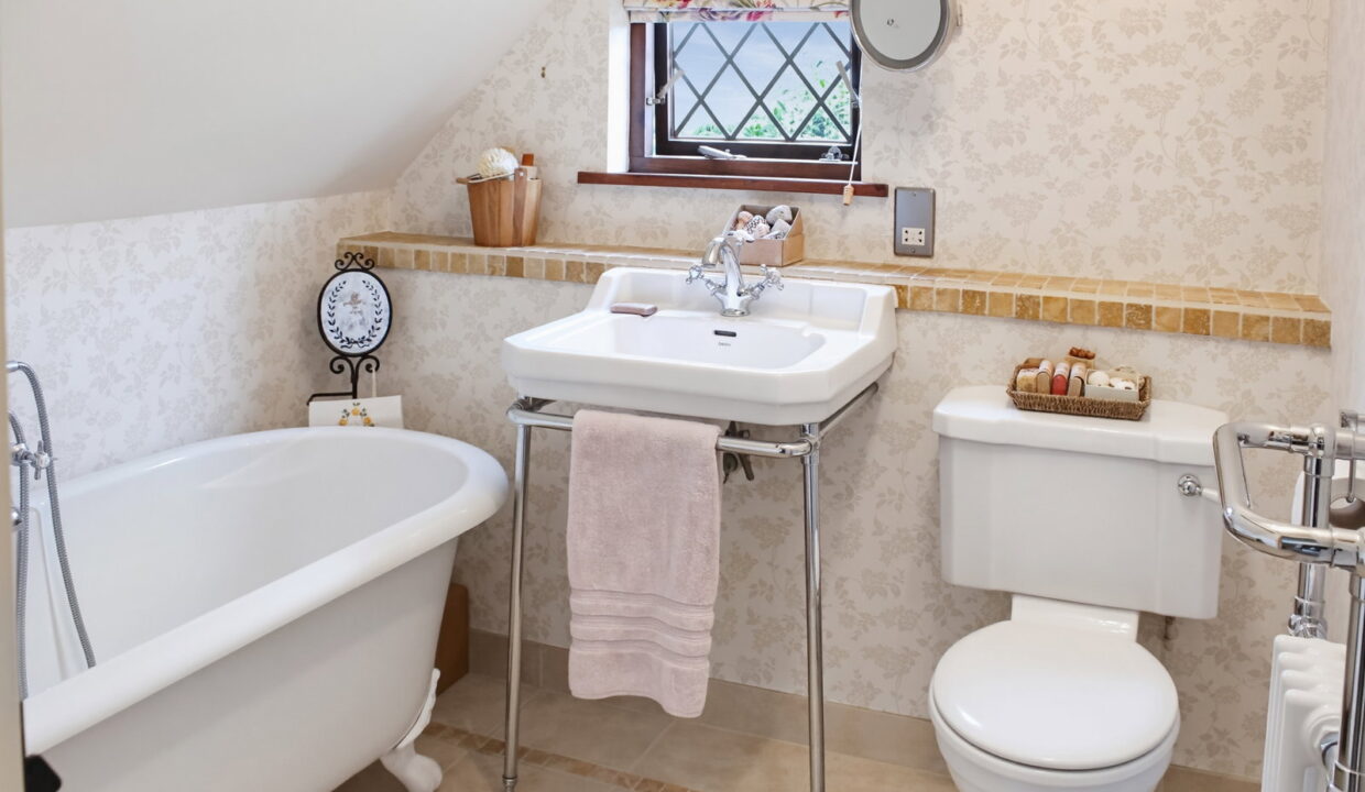 25_-Bedroom-2-en-suite-Sandees_1783456120888