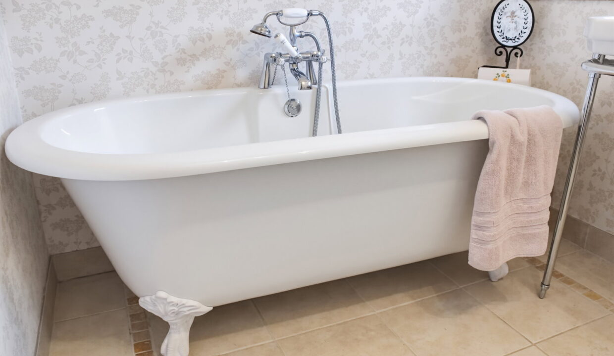 26_-Bedroom-2-en-suite-bath-Sandees_1783456120888