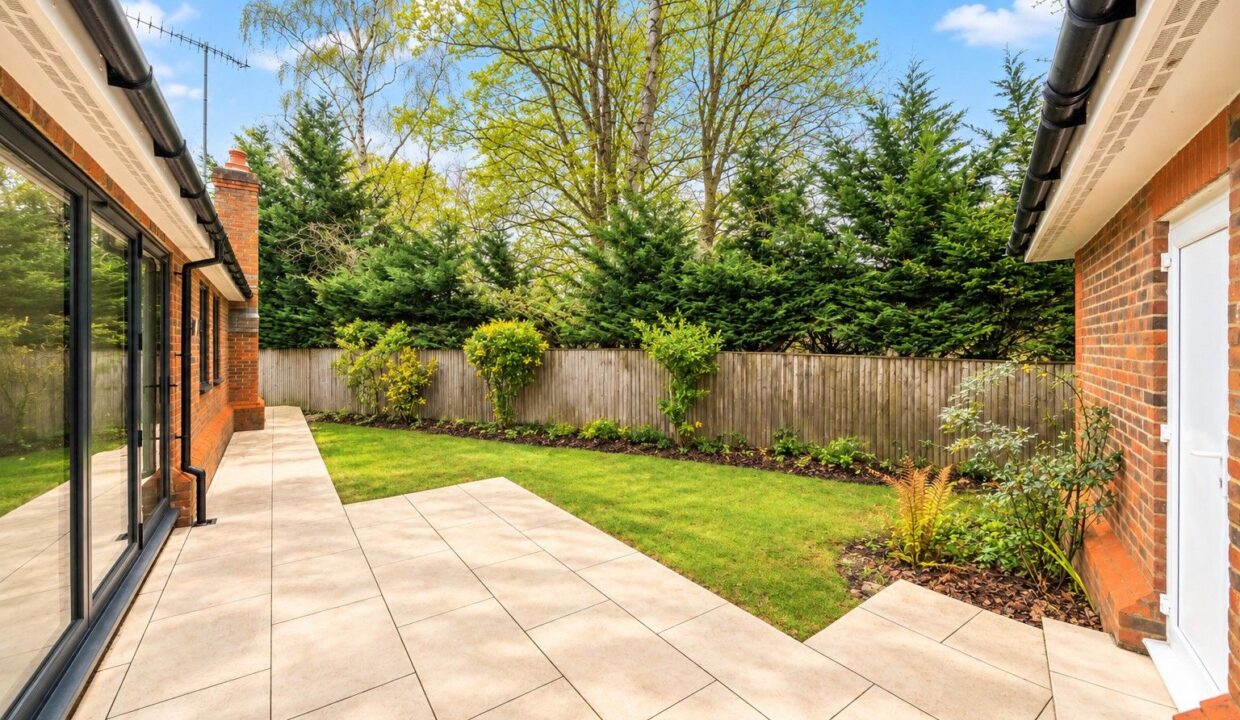 Bright-Garden-Patio-Retreat_1791375887890
