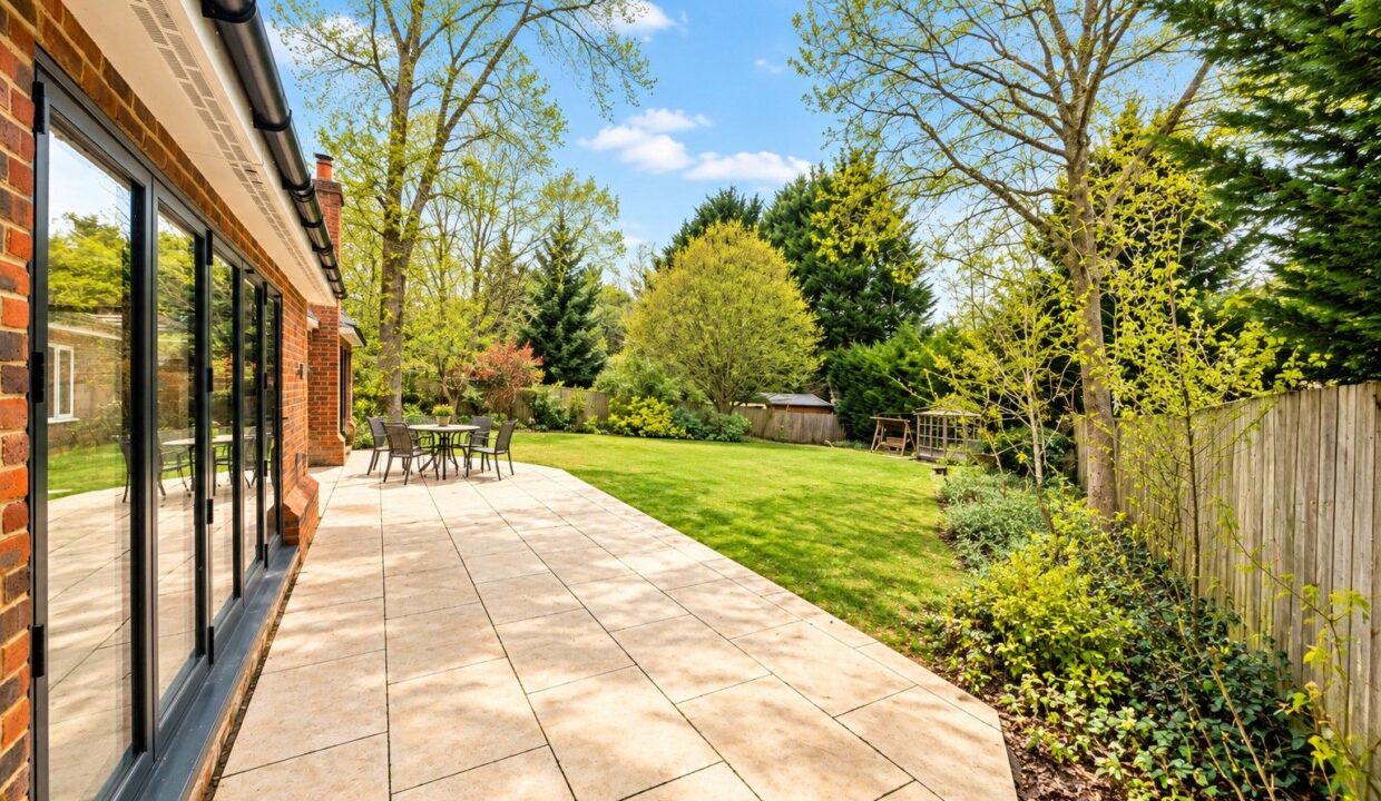 Bright-Spring-Garden-Patio-Retreat_1791375887891